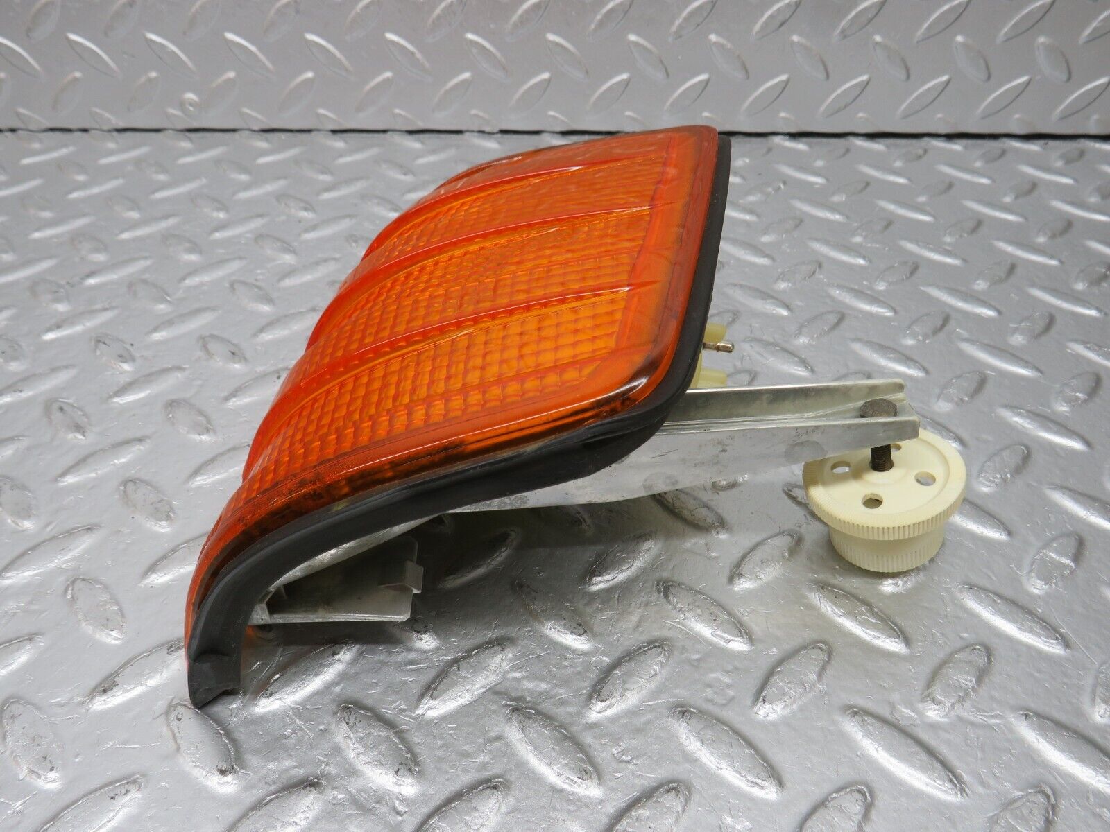33678 Mercedes-Benz W201 190E 2.0L Indicator Light Front Left Bosch 1305232034