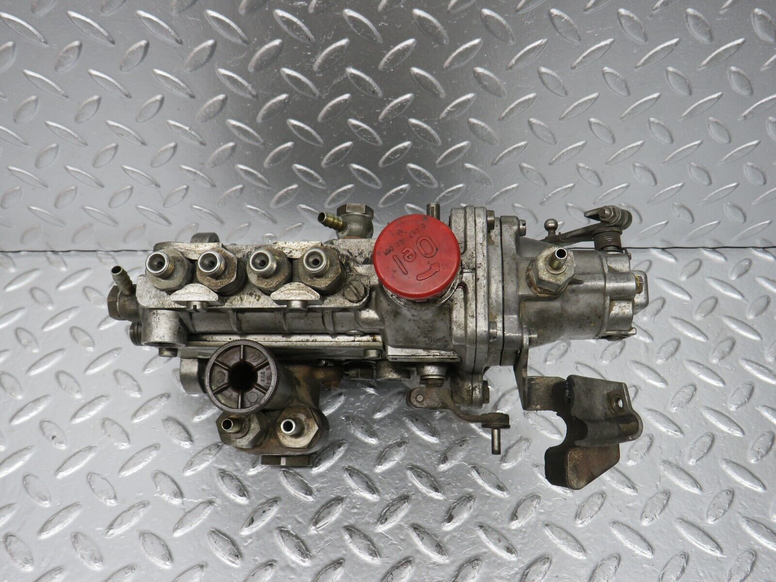 31102 Mercedes-Benz W123 200D Diesel Fuel Injection Pump Bosch 72210320 0400114074