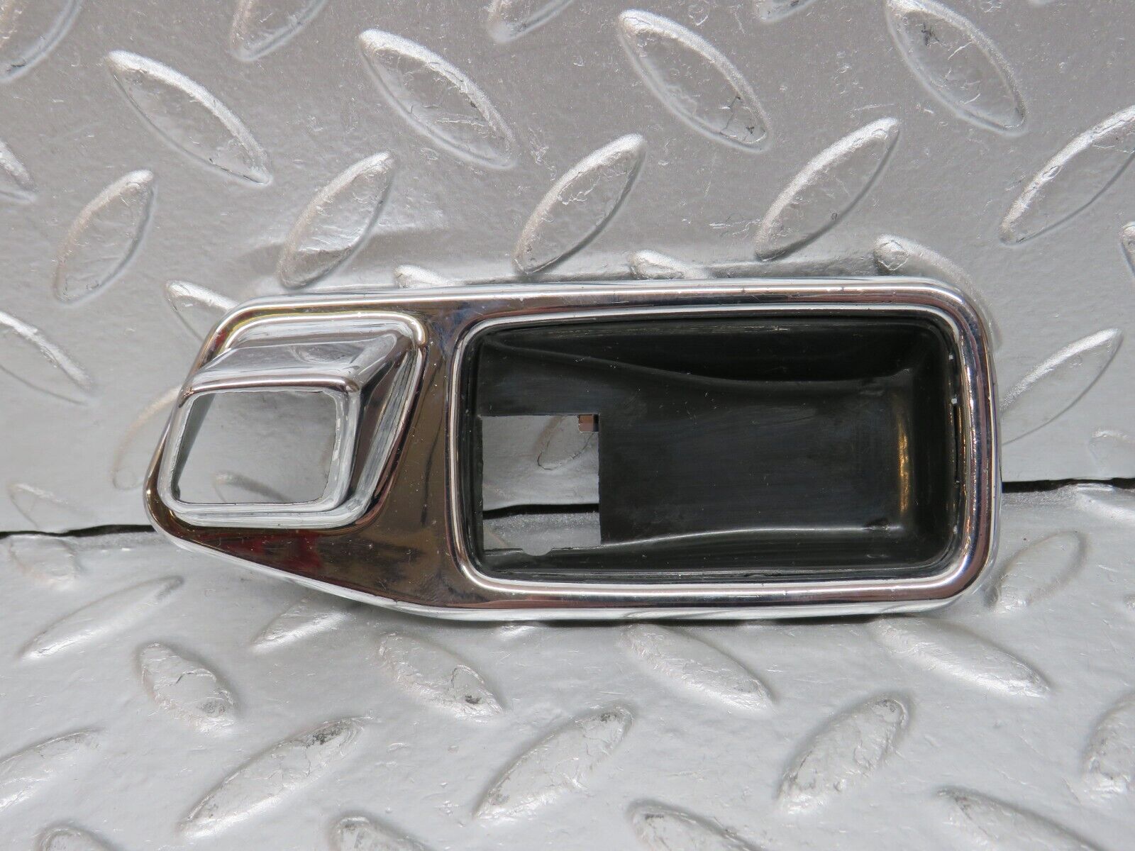 39377 Mercedes-Benz W123 200D Chrome Frame Door Handle Front Left 1167660111