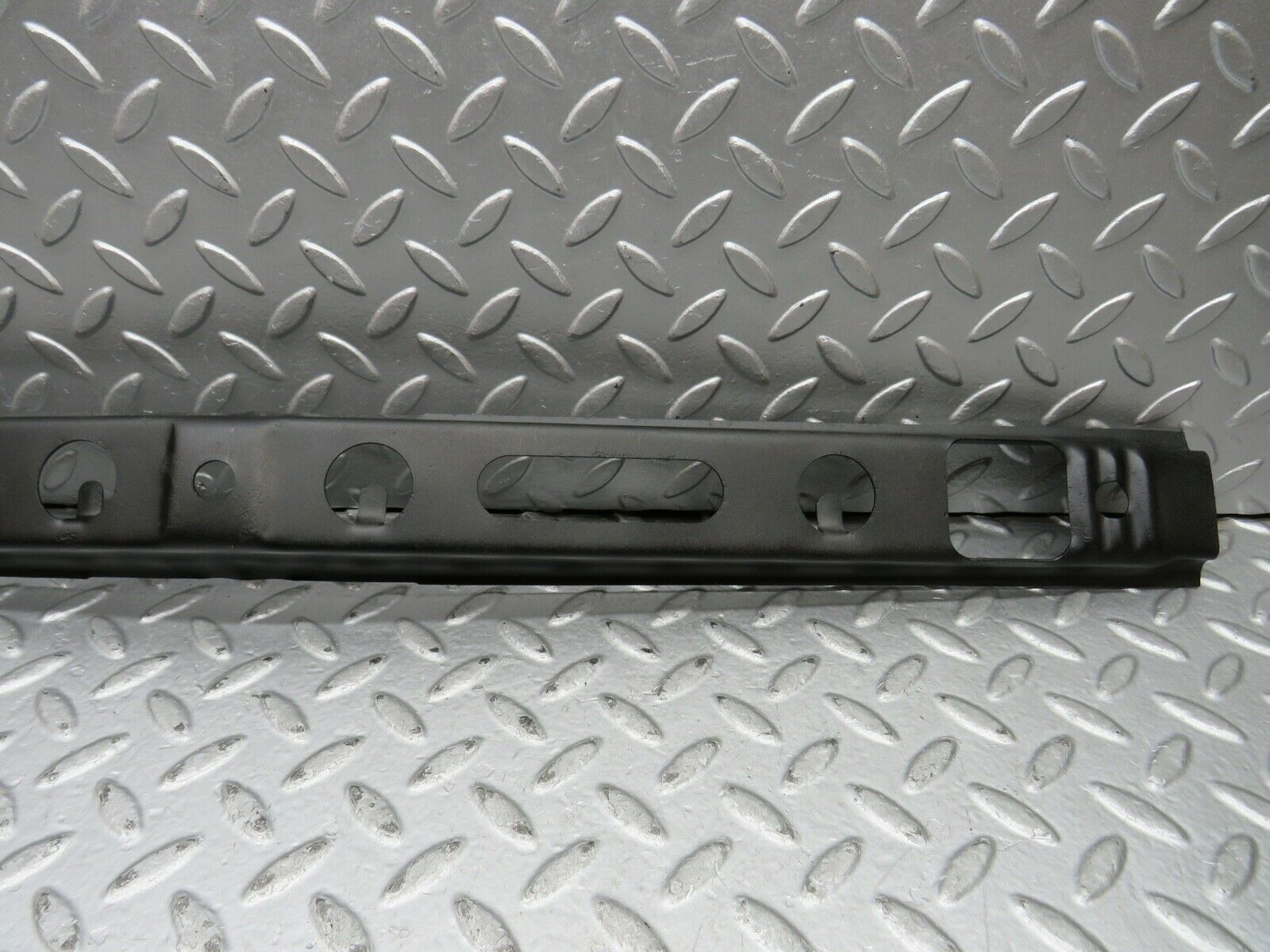 21872 Mercedes-Benz W123 Front Bumper Centre Bracket