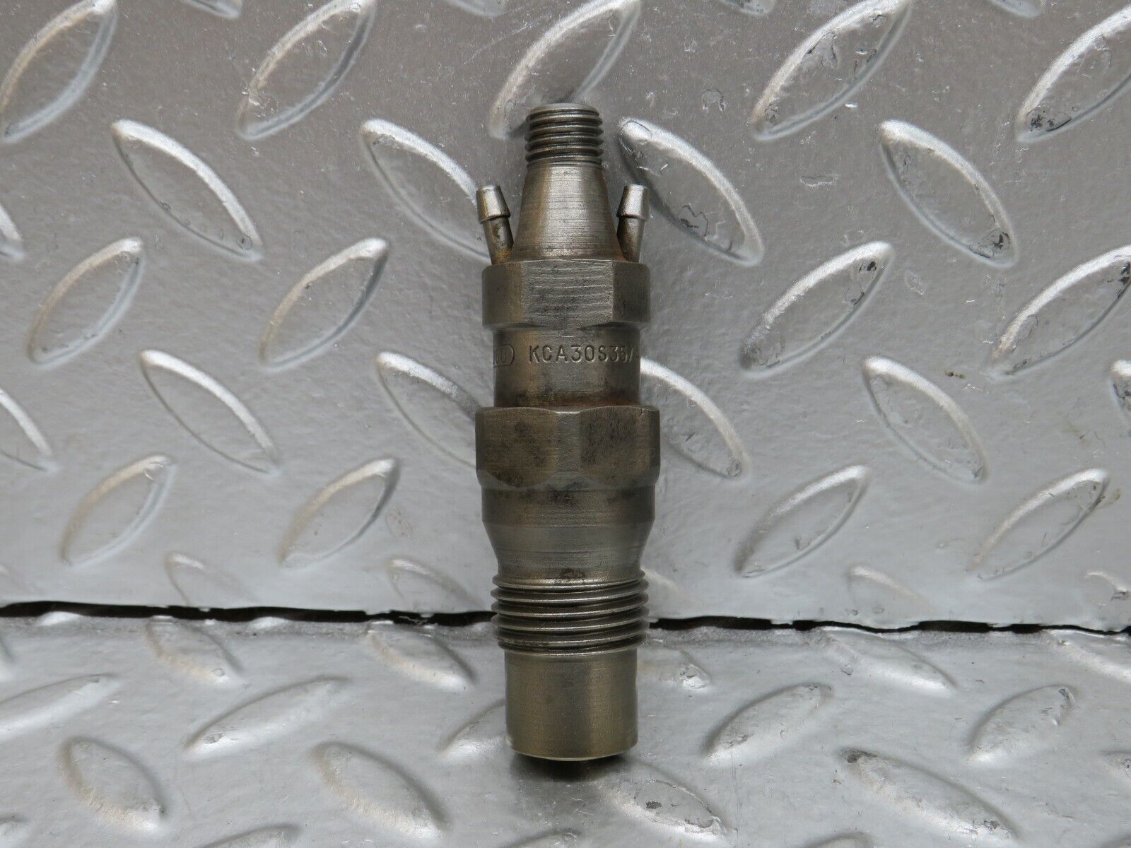 28502 Mercedes-Benz S123 240D Wagon Fuel Injector Bosch KCA30S35/4