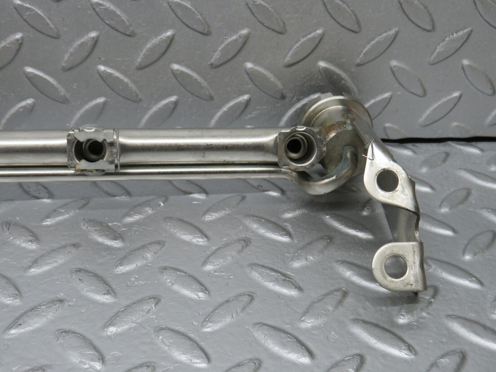 38566 Mercedes-Benz R129 280SL Coupe Fuel Injector Rail