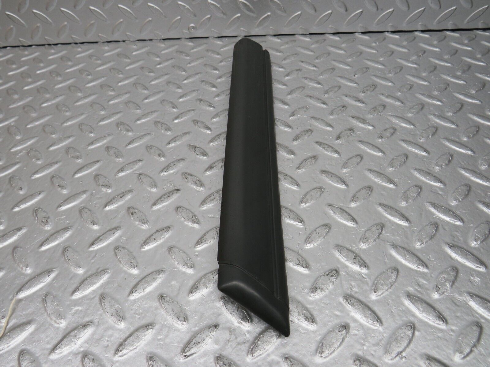 32297 Mercedes-Benz S124 300TE Wagon Front Right Fender Wing Centre Moulding Trim