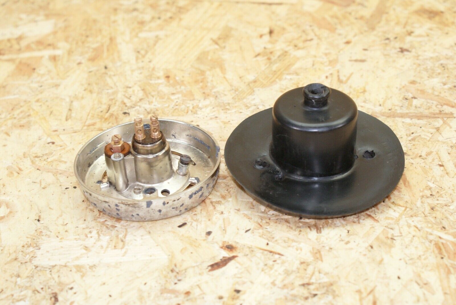 2291 Mercedes-Benz W105 219 PONTON Turn Signal Light Housing With Rubber