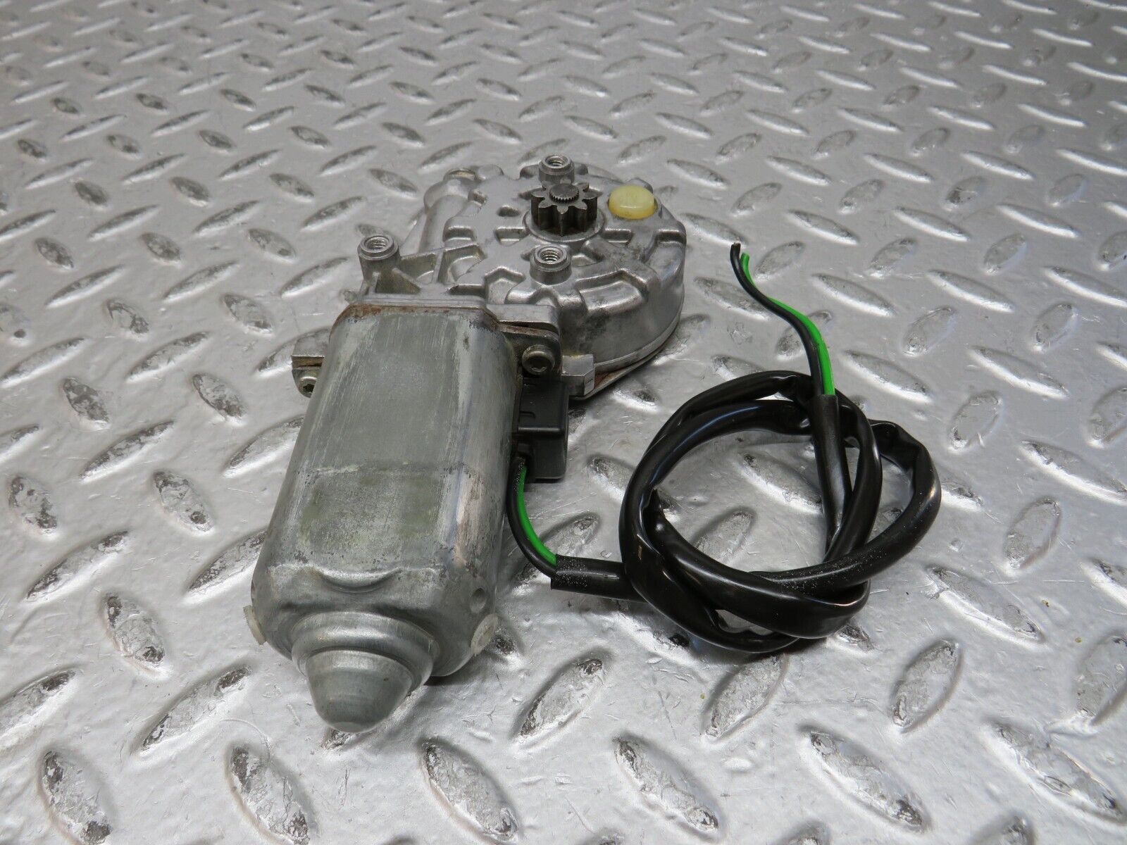 28734 Mercedes-Benz W123 230E Rear Right Window Regulator Motor 0130821016