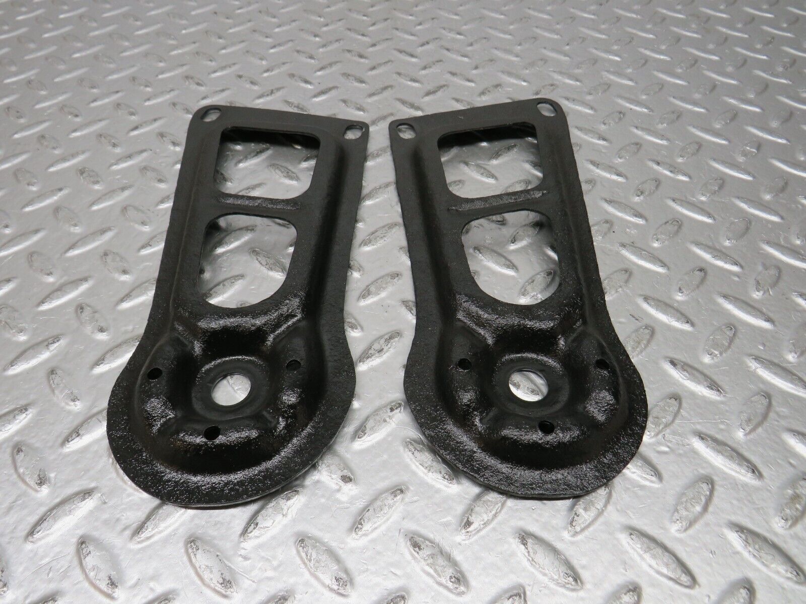 32140 Mercedes-Benz W123 230E Rear Suspension Axle Mounting Bracket