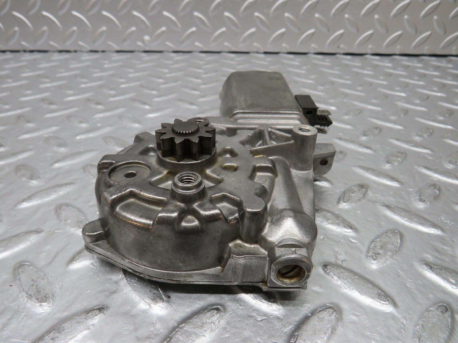 30064 Porsche 924 Right Door Window Regulator Motor Bosch 0130821119