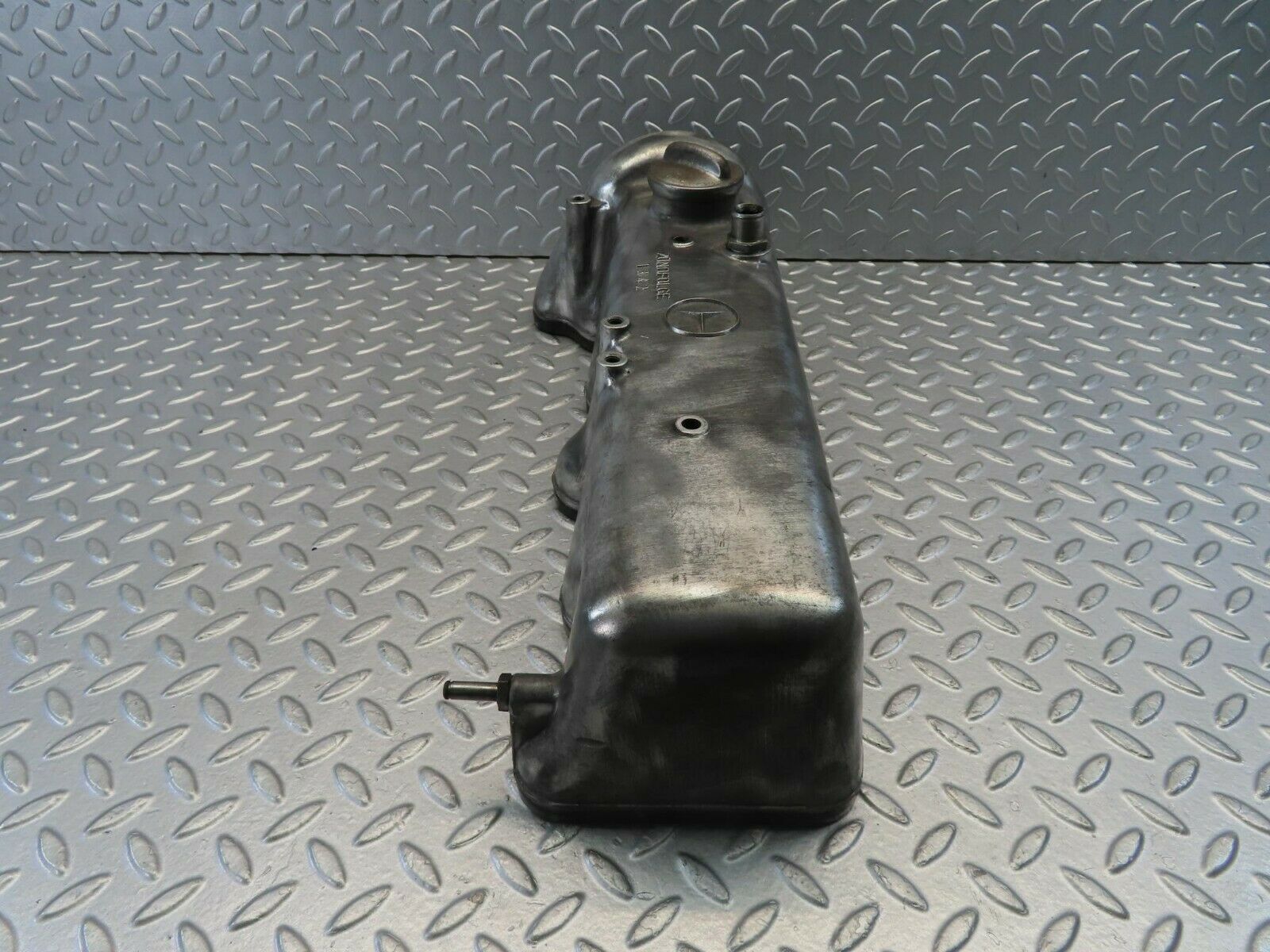 10949 Mercedes-Benz W115 220D Cylinder Head Valve Cover 6150160205