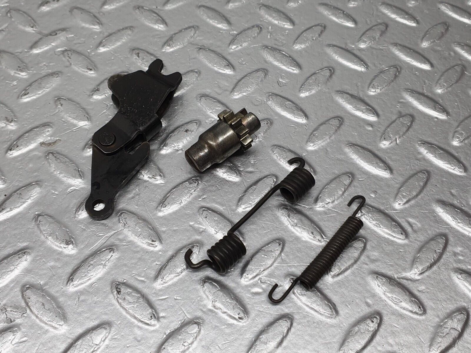 40822 Mercedes-Benz W123 300D Rear Brake Shoes Set Right Side 1234230006