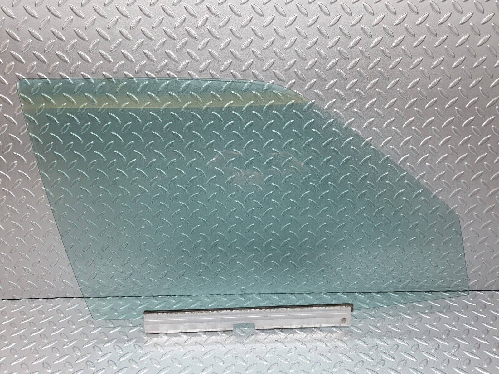 41409 Mercedes-Benz W124 200E Front Right Door Window Glass