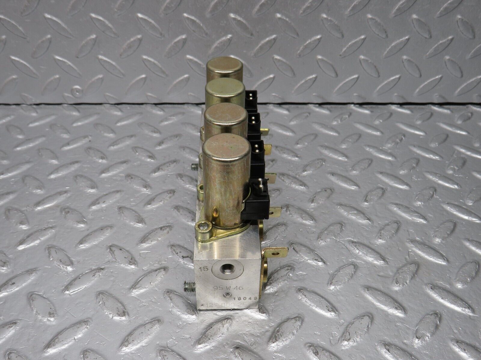 39463 Mercedes-Benz R129 320SL Coupe Roof Hydraulic Valve Left Side 1298002578