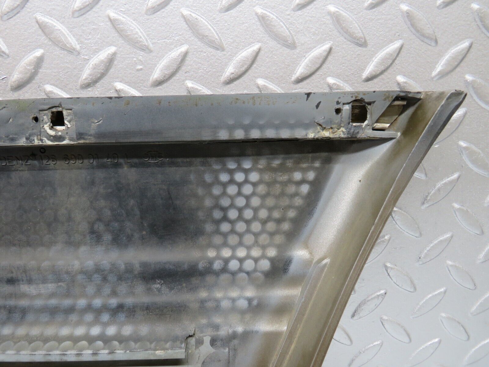 34373 Mercedes-Benz C126 380SEC Front Left Fender Wing Lower Moulding 1266900140