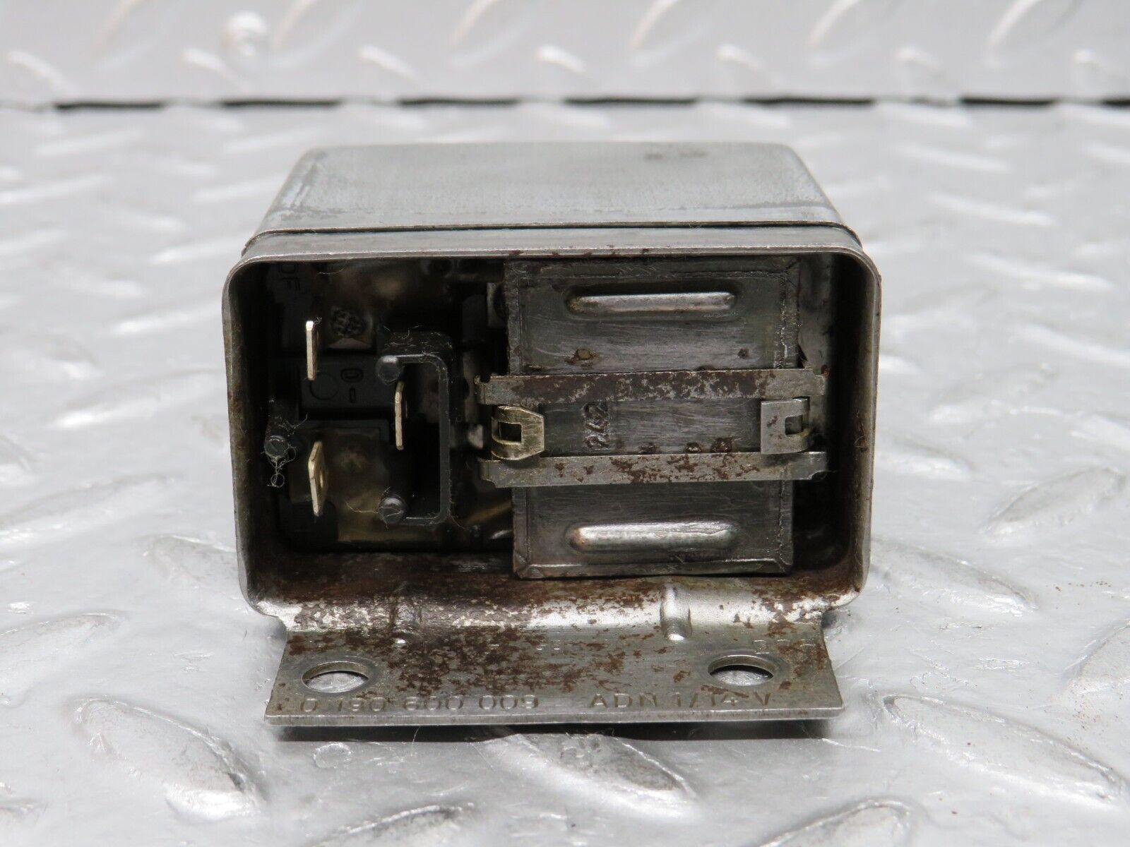 0680 Mercedes-Benz C107 350SLC Coupe Alternator Voltage Regulator Bosch 0190600009