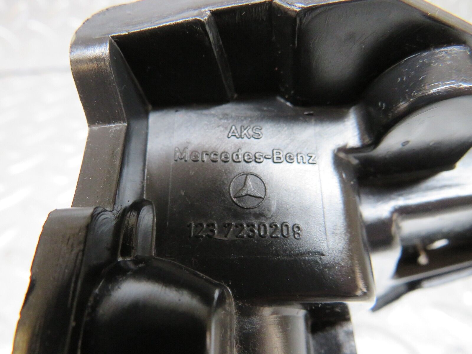 25457 Mercedes-Benz W123 200 Front Right Door Lock Mechanism 1237230208