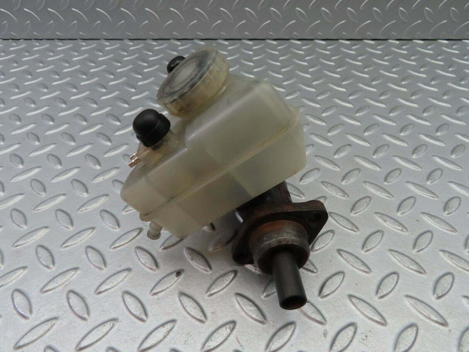 6316 Mercedes-Benz W126 380SE Master Cylinder With Reservoir