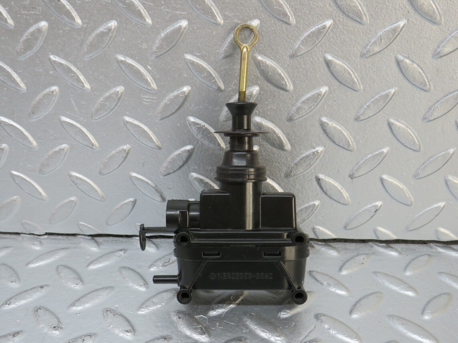 33903 Mercedes-Benz W124 260E Door Lock Vacuum Actuator Front Left
