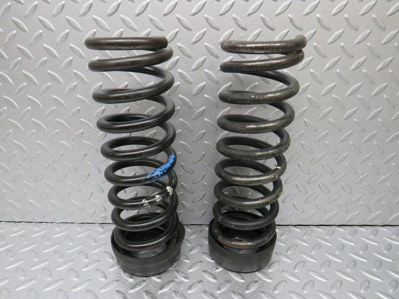 39021 Mercedes-Benz W201 190E 2.6L Rear Coil Spring Pair 2013243604
