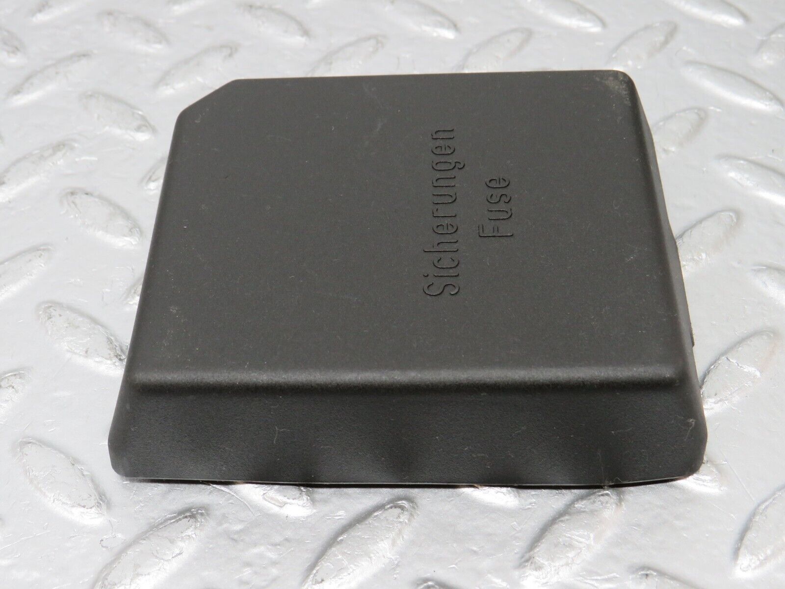 33334 Mercedes-Benz W202 C180 Fuse Box Cover Lid 2025450803 2025451700