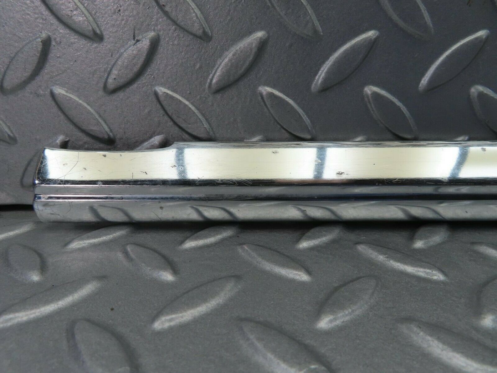 7845 Mercedes-Benz W115 220D Front Right Door Chrome Trim