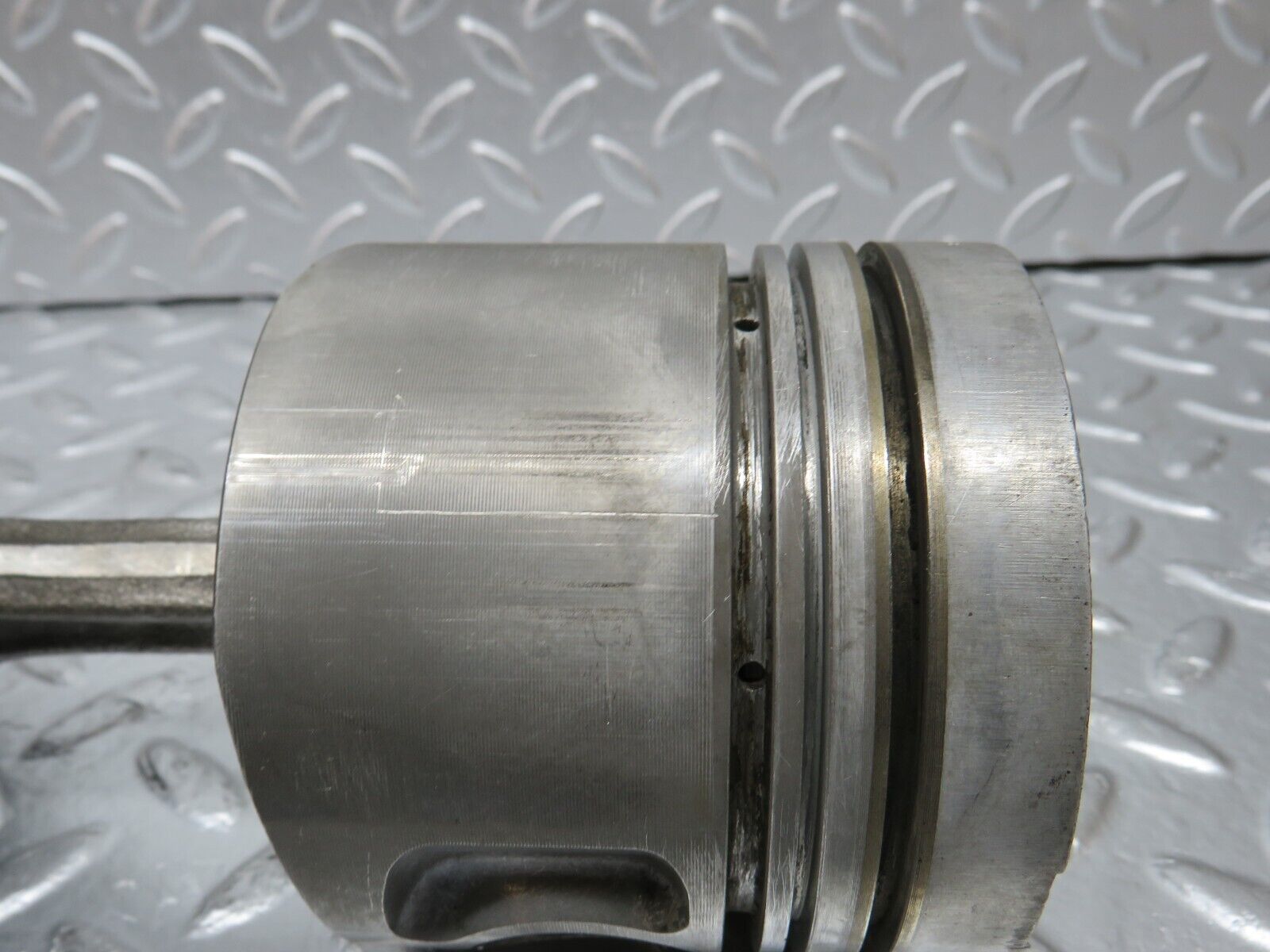 32933 Mercedes-Benz W123 300D Piston With Connecting Rod 90.875 mm 61502