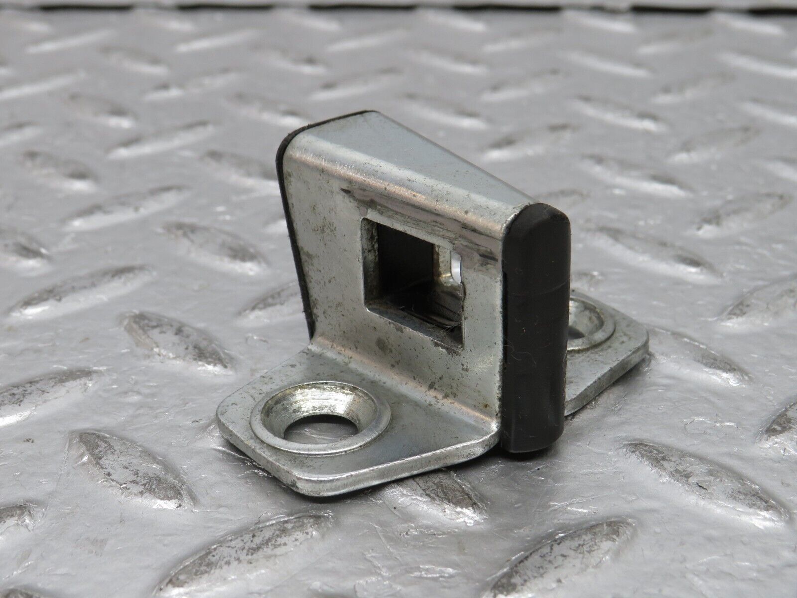 32377 Mercedes-Benz S124 300TE Wagon Door Lock Latch