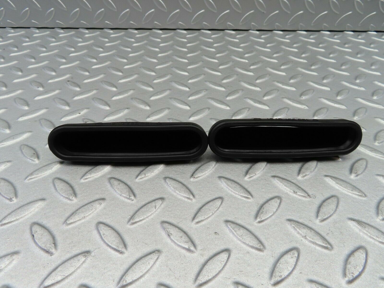 6215 Mercedes-Benz W126 380SE Dashboard Centre Air Vent Rubber Pair 1269970181