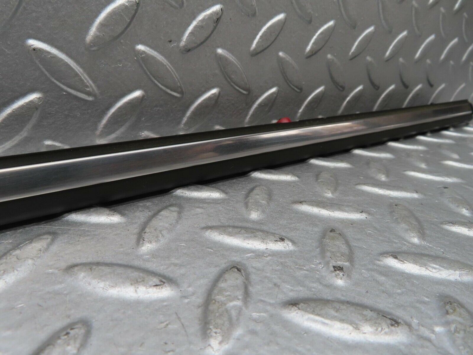 15834 Mercedes-Benz W123 280E Front Left Fender Wing Centre Moulding Trim