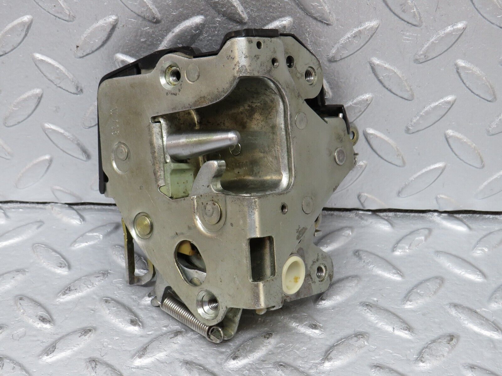 36042 Mercedes-Benz W126 420SE Front Left Door Lock Mechanism 1237230108