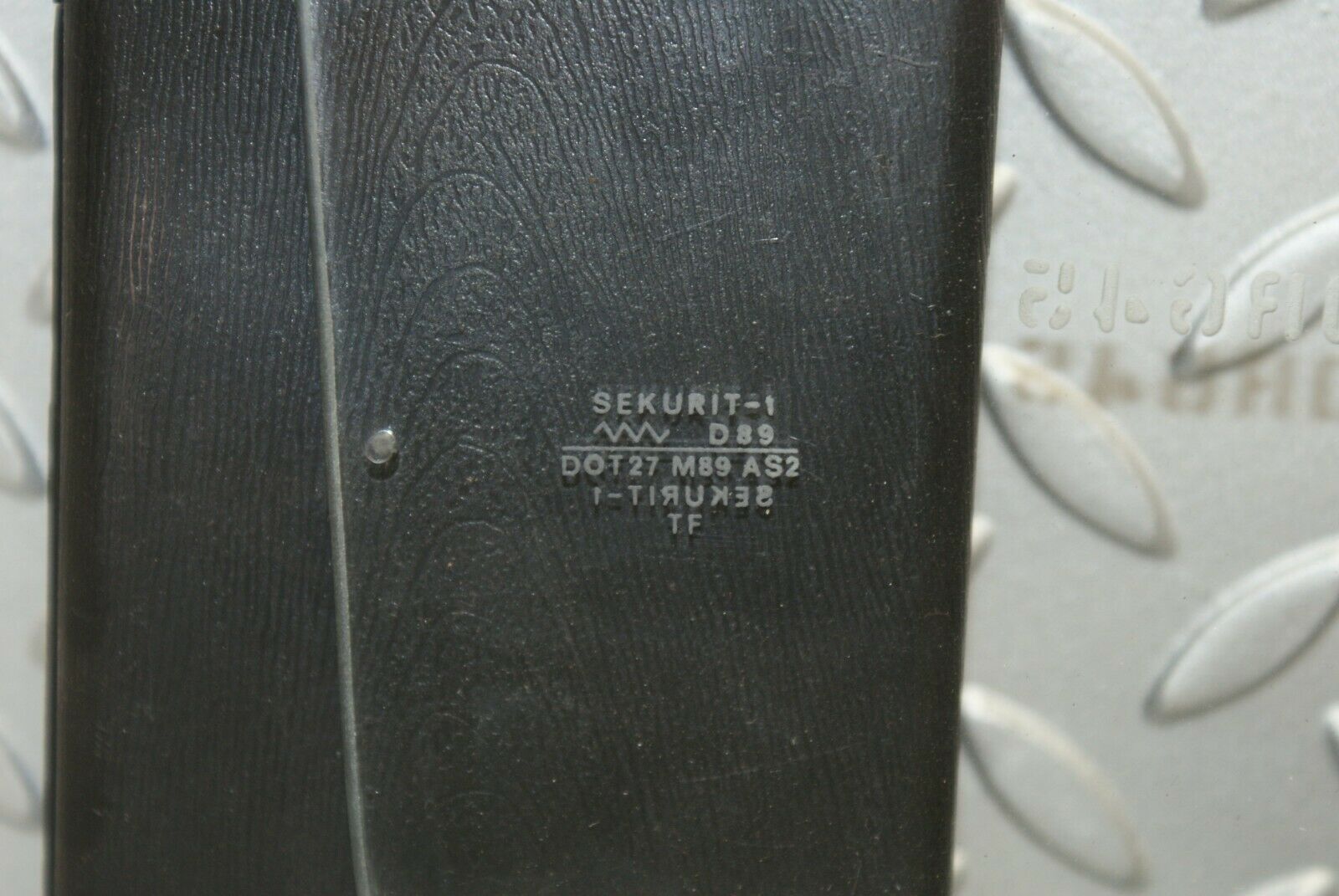 3095 Mercedes-Benz W115 220D Front Left Door Window Glass