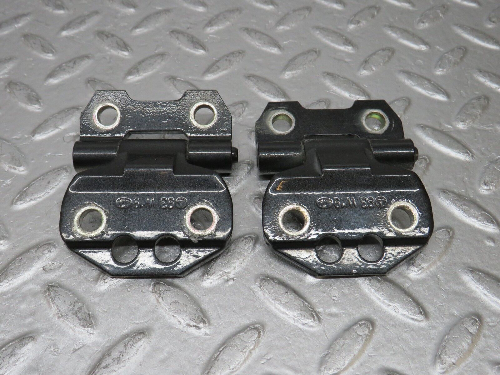 37738 Mercedes-Benz A124 320E Cabriolet Door Hinge Left Side