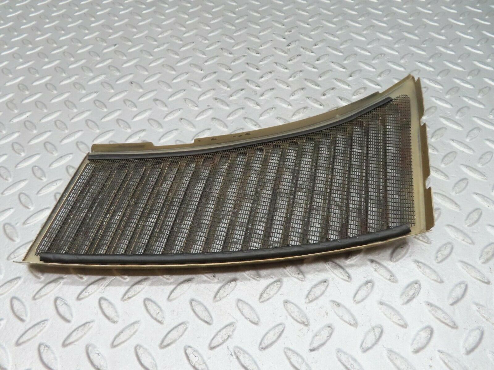 16583 Mercedes-Benz C107 380SLC Air Intake Grill Right Side