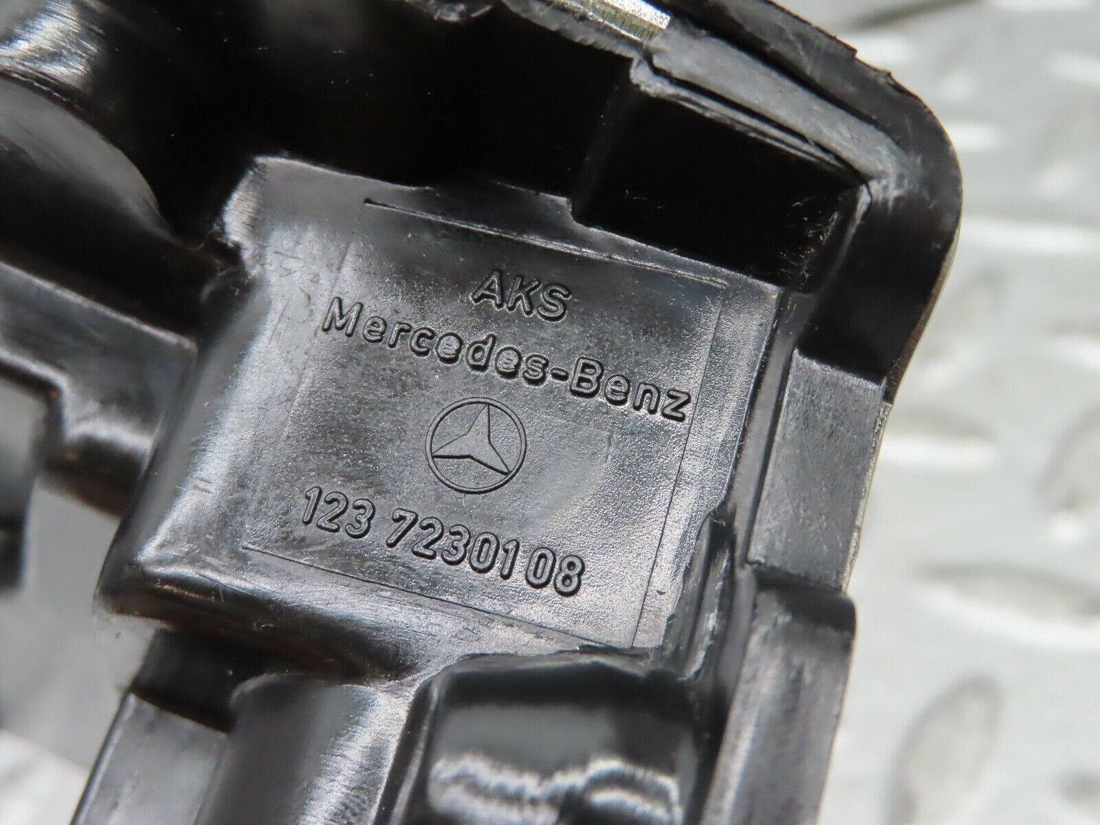 21056 Mercedes-Benz W123 230E Front Left Door Lock Mechanism 1237230108