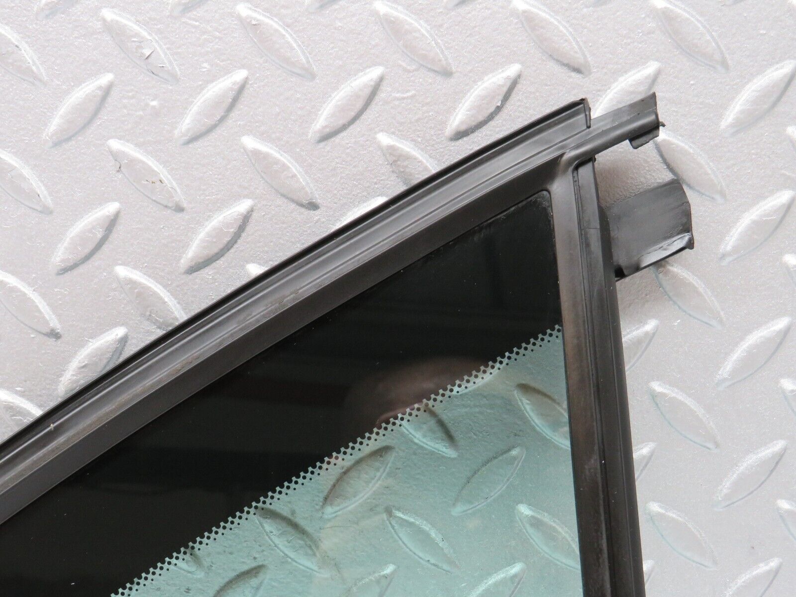 35169 Mercedes-Benz W221 Rear Right Quarter Window Glass 2217350224