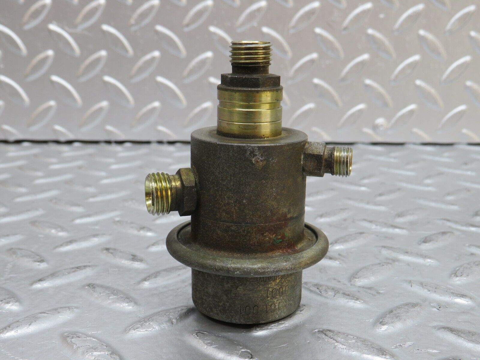 29450 Mercedes-Benz W124 230E Bosch Fuel Pressure Regulator 0438161001