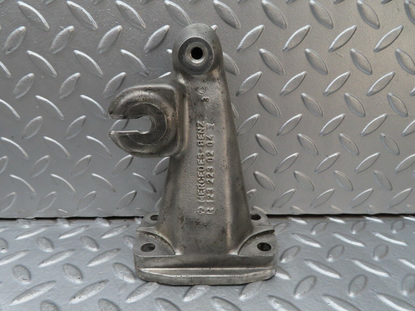 16920 Mercedes-Benz C123 280CE Coupe Engine Mount Bracket Left Side 1232230204