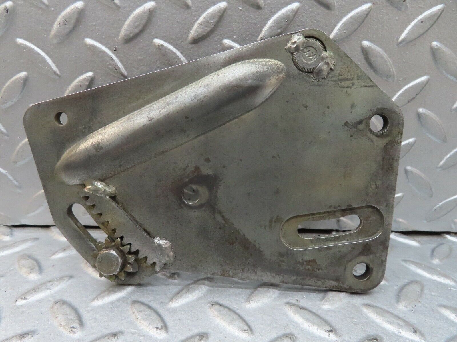 17686 Mercedes-Benz W116 450SEL Power Steering Pump Bracket