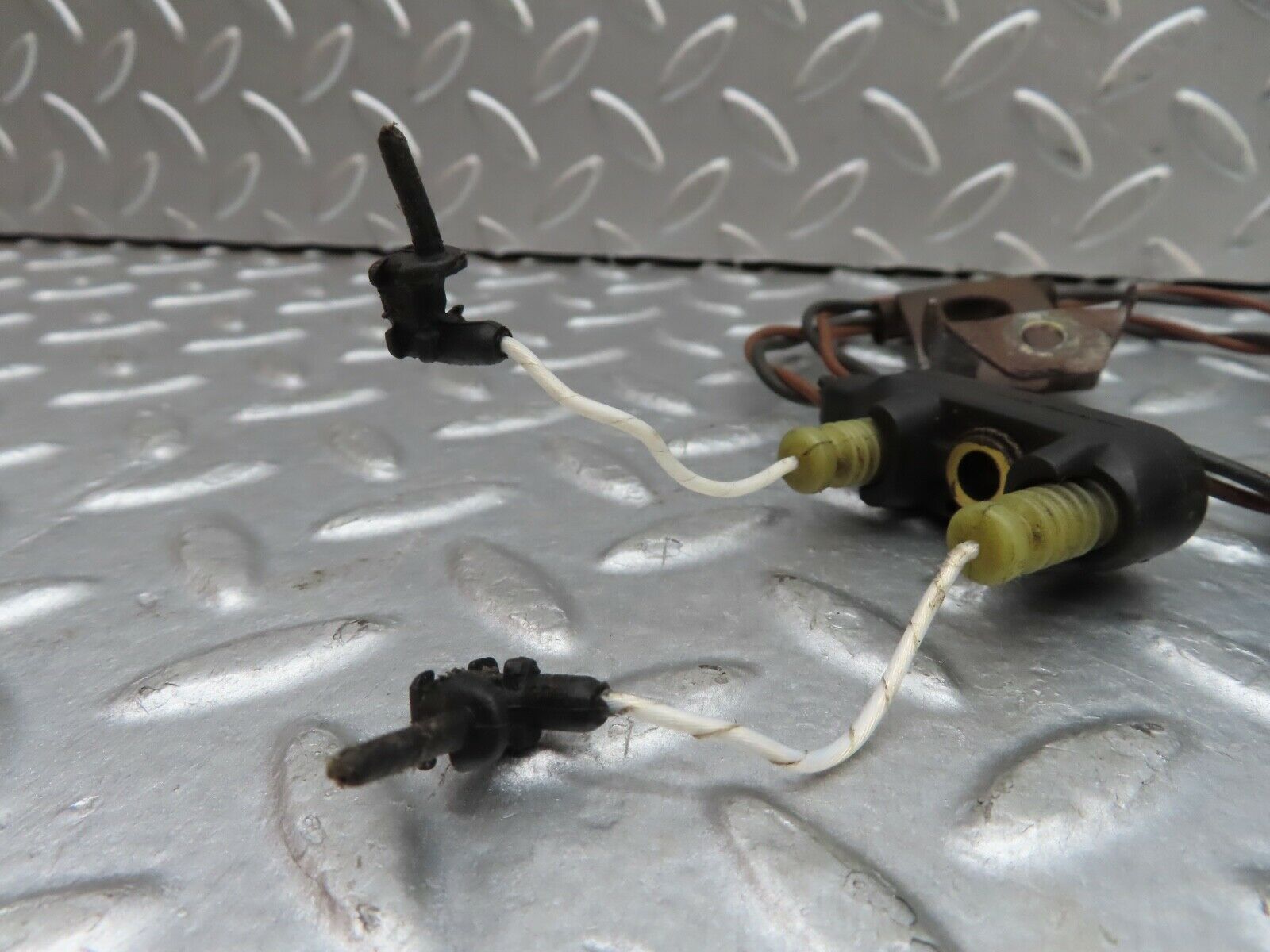 19270 Mercedes-Benz W123 300D Front Brake Pads Sensor Pair 0085451728