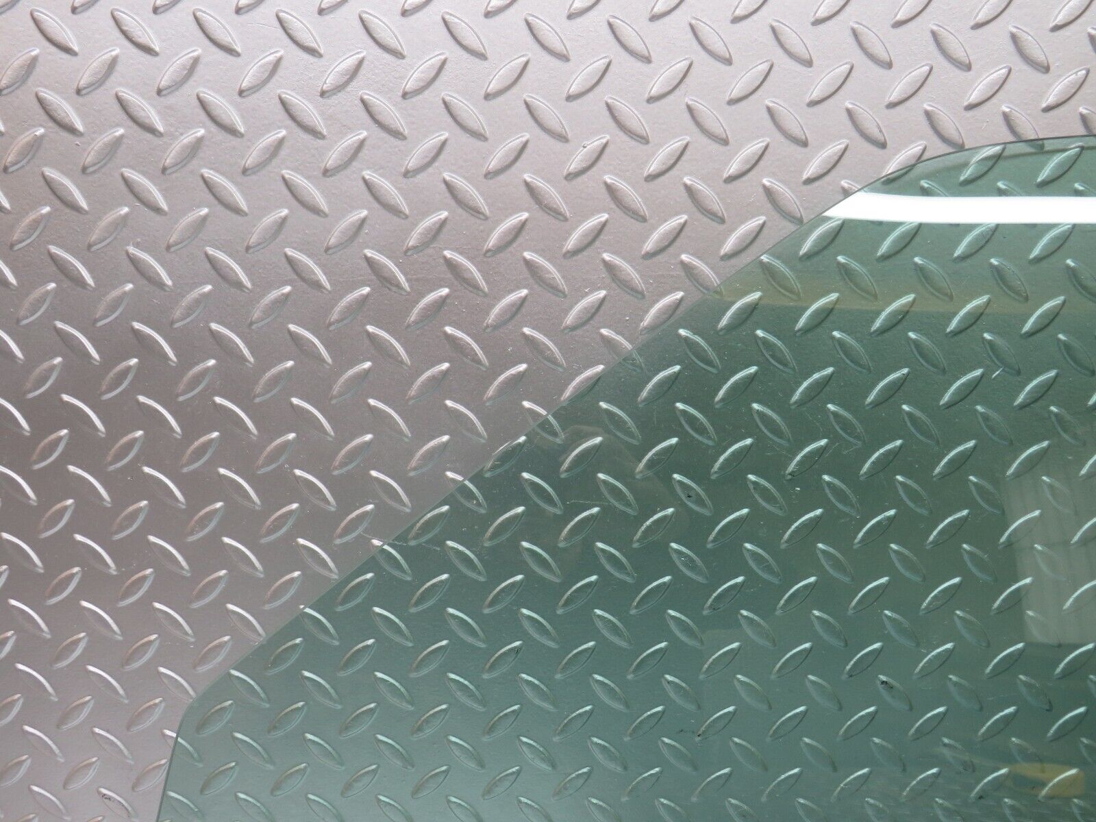 25646 Mercedes-Benz W124 280E Front Left Door Window Glass