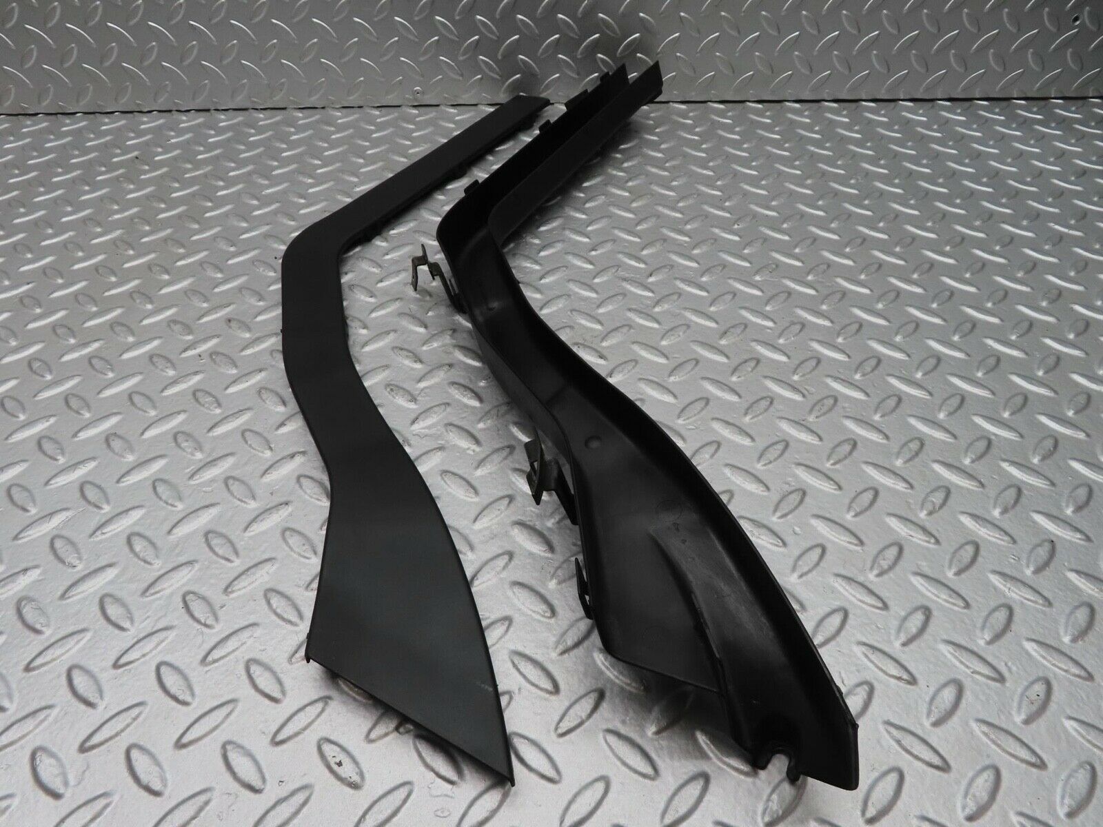 14876 Mercedes-Benz W140 S320 Engine Bay Cable Channel 1405461564 1405401418