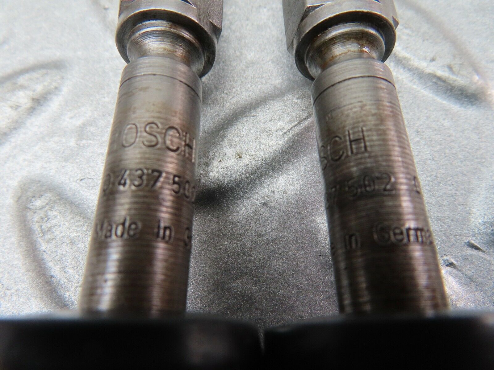 16949 Mercedes-Benz C123 280CE Coupe 2x Fuel Injectors Bosch 0437502010