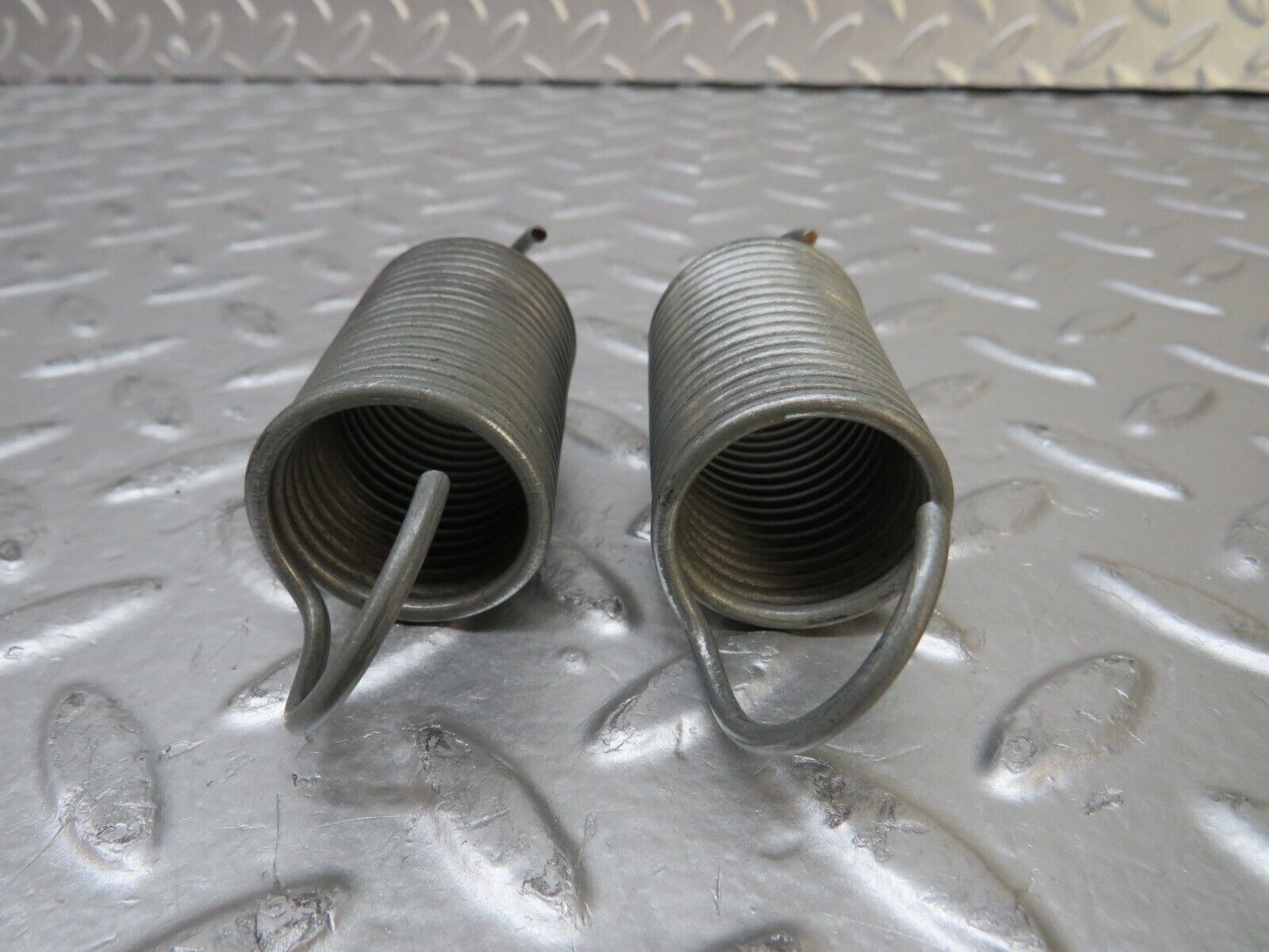 26892 Mercedes-Benz W123 240D Front Seat Adjustment Spring Pair