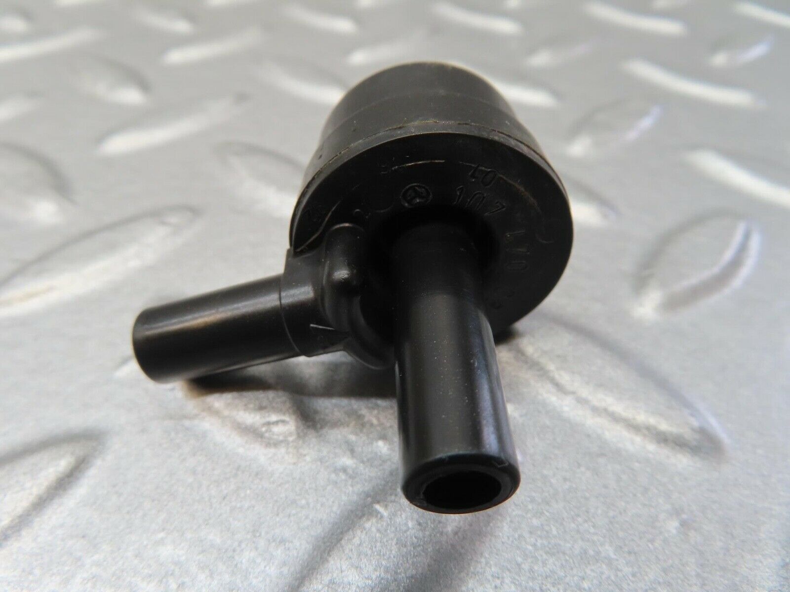 16474 Mercedes-Benz W124 260E Engine Crank Case Vent Valve 1074700893