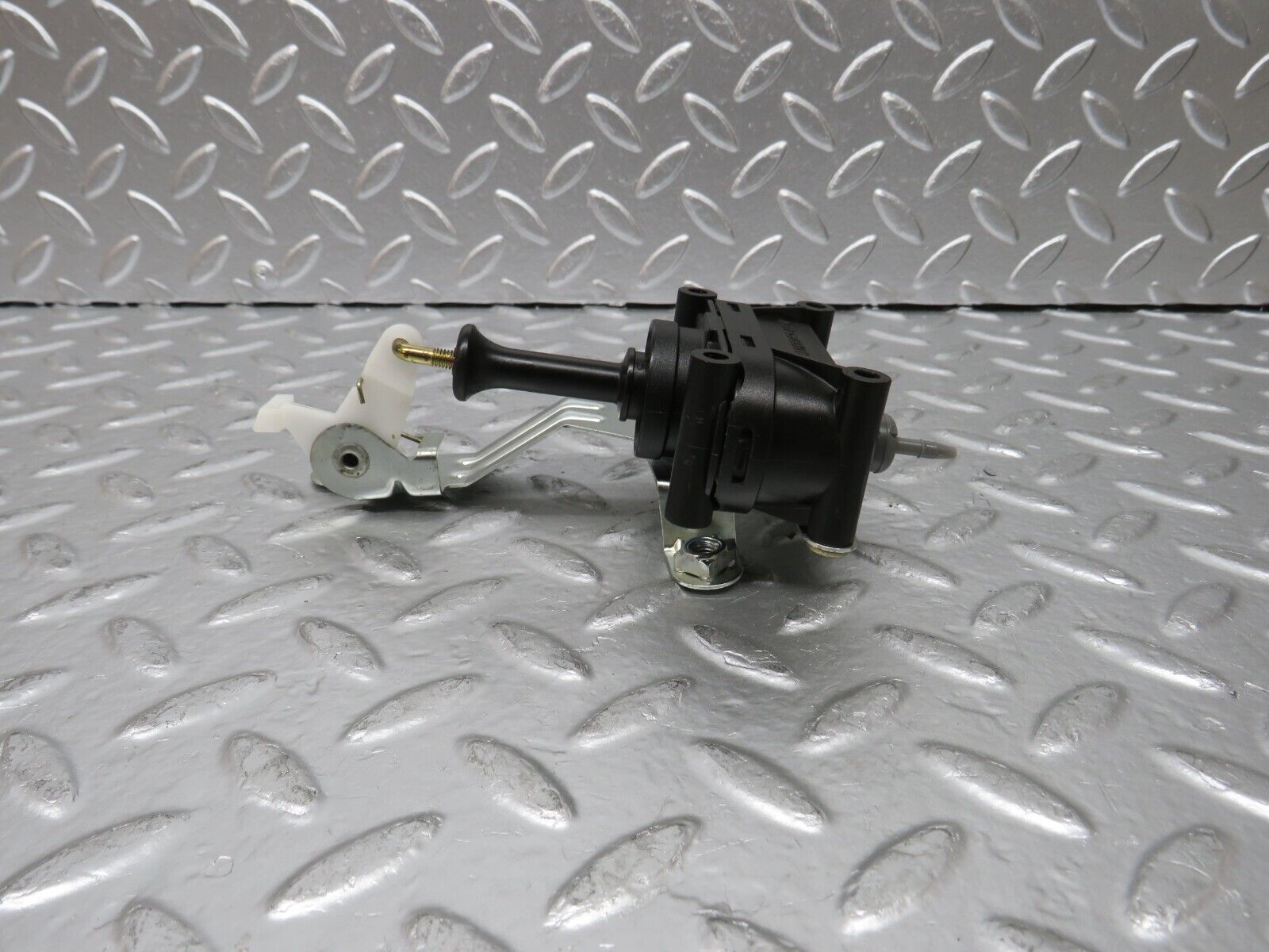 24933 Mercedes-Benz W140 S320 Trunk Lock Vacuum Actuator