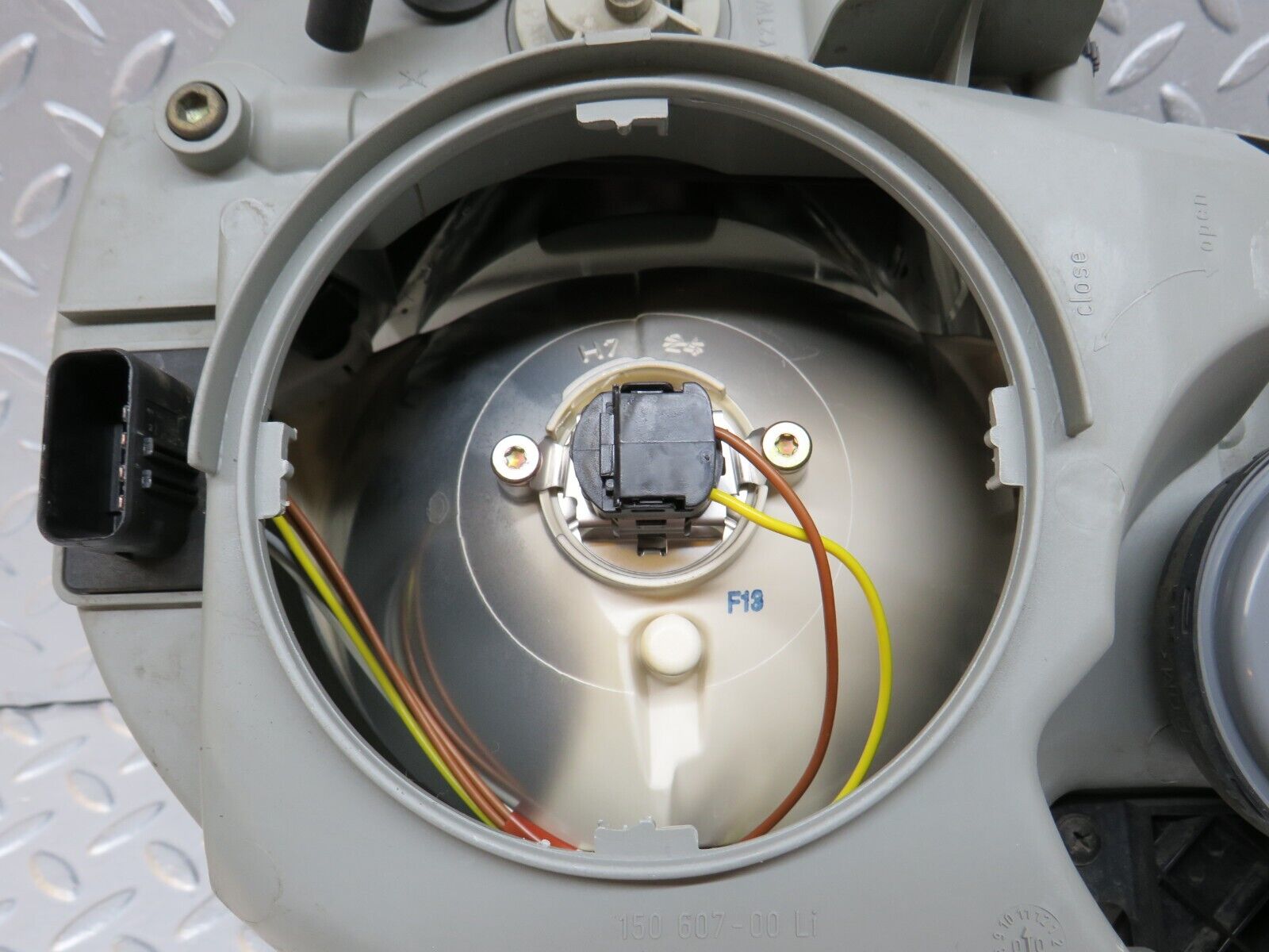 34849 Mercedes-Benz W210 320E Headlight Hella Left Side 15060700 2088000175