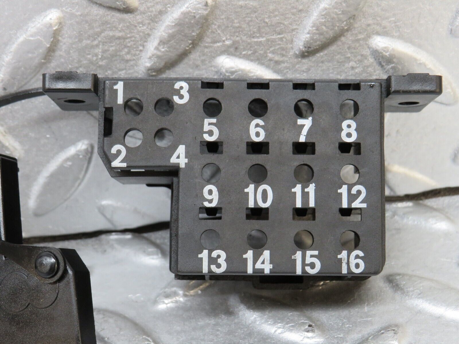 37917 Mercedes-Benz A124 320E Cabriolet Diagnostic Connector 1295455540 1295450003