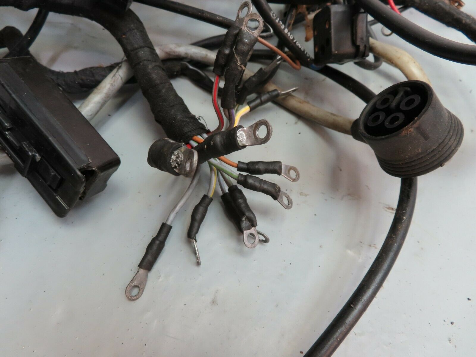 5943 Mercedes-Benz W123 200 Engine Chassis Body Wire Wiring Harness