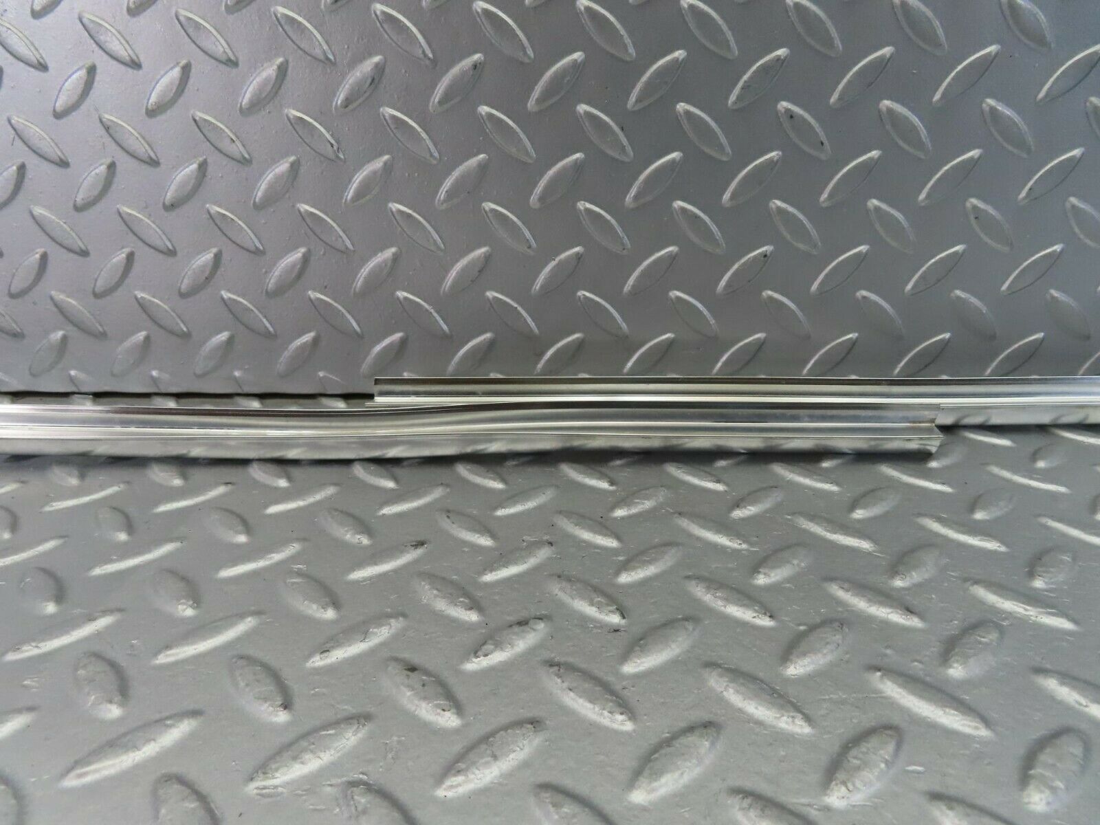 10848 Mercedes-Benz C123 280CE Coupe Rear Windscreen Chrome Frame