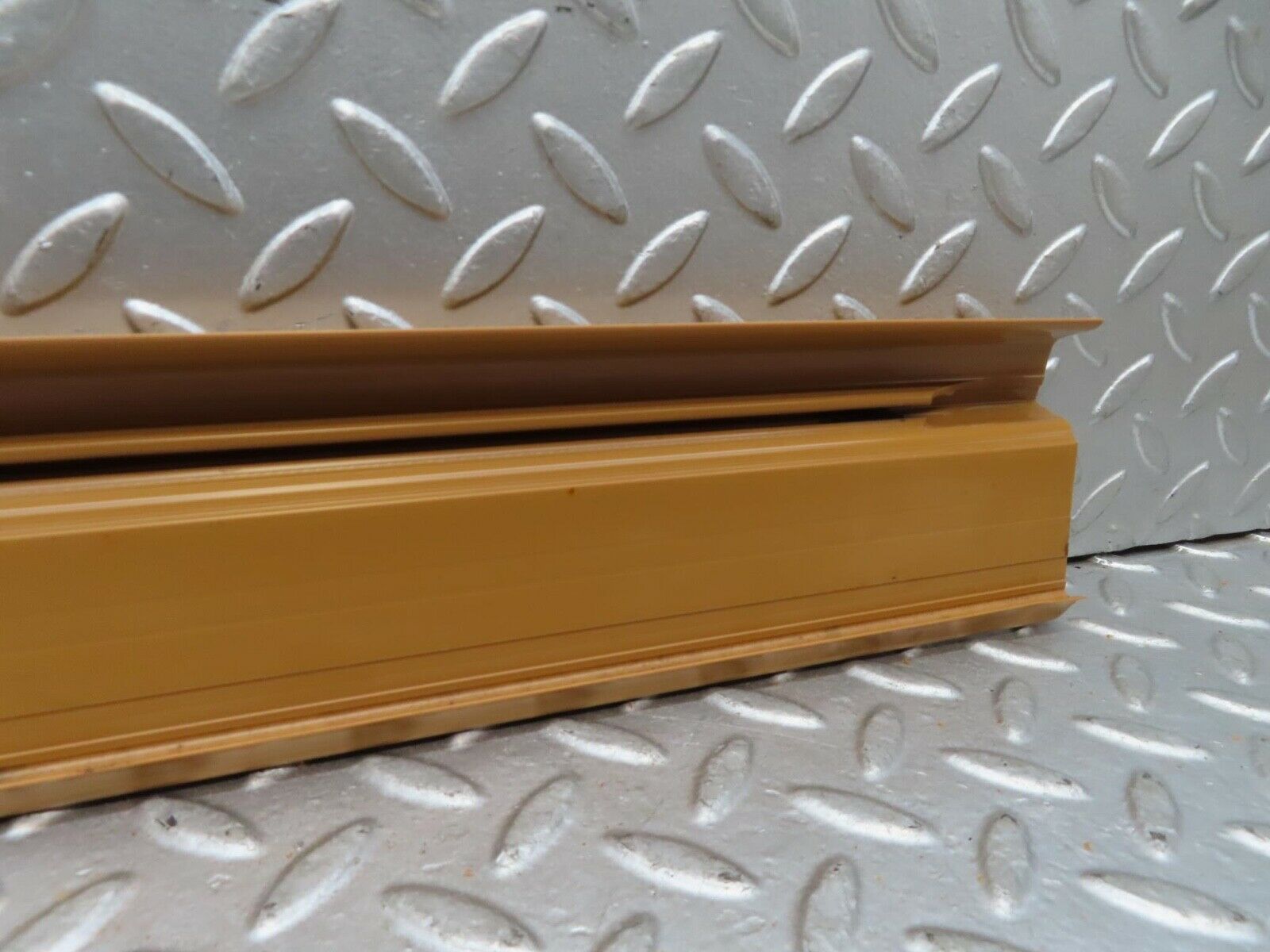 15853 Mercedes-Benz W123 280E Front Right Door Sill Trim Beige
