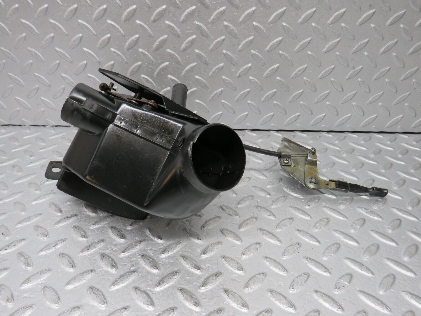 35913 Mercedes-Benz W108 Air Vent Control Left Side 1088301145