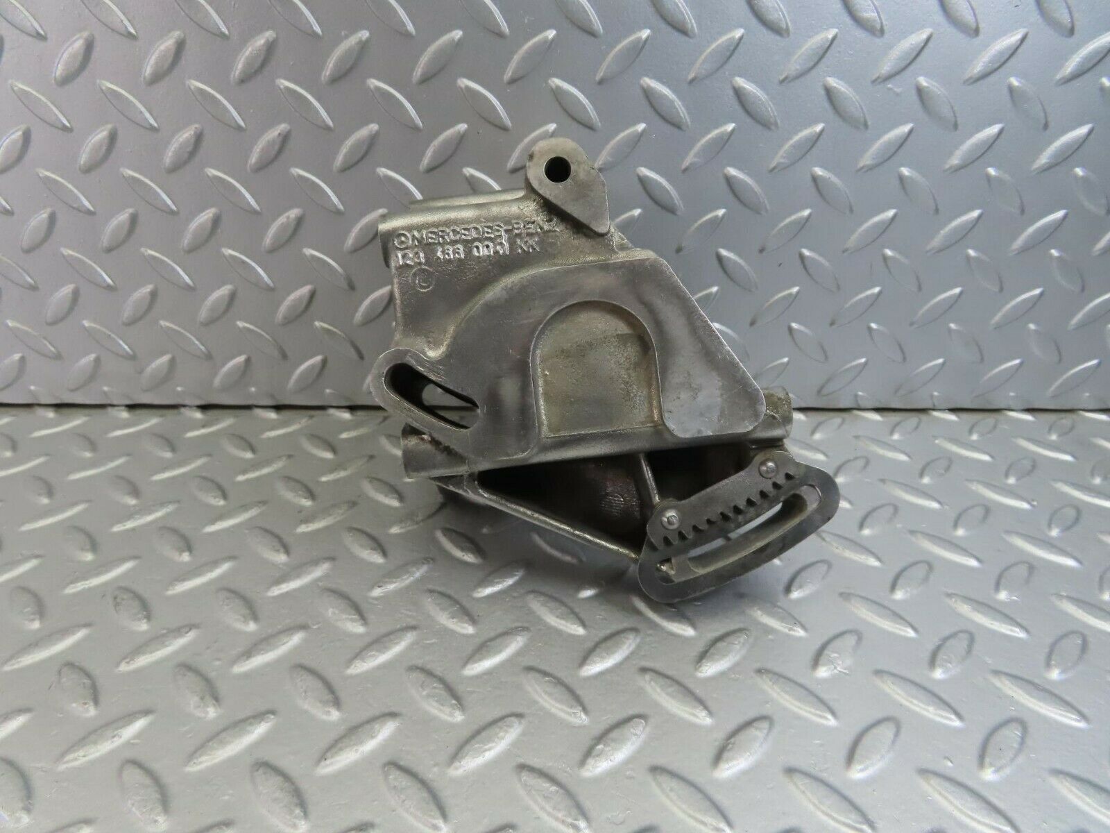 10050 Mercedes-Benz C123 230CE Coupe Power Steering Pump Bracket 1234660041